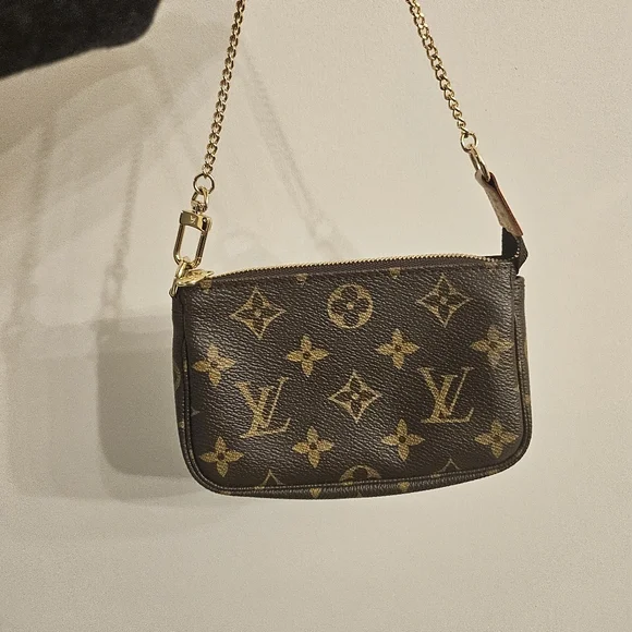 ⭐SOLD⭐ Louis Vuitton Mini Pochette Accessoires Monogram | Chain Strap | France - Picture 3 of 10